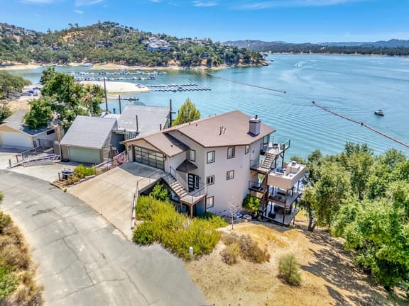 Lakefront Luxury | Private Dock & Wine Country